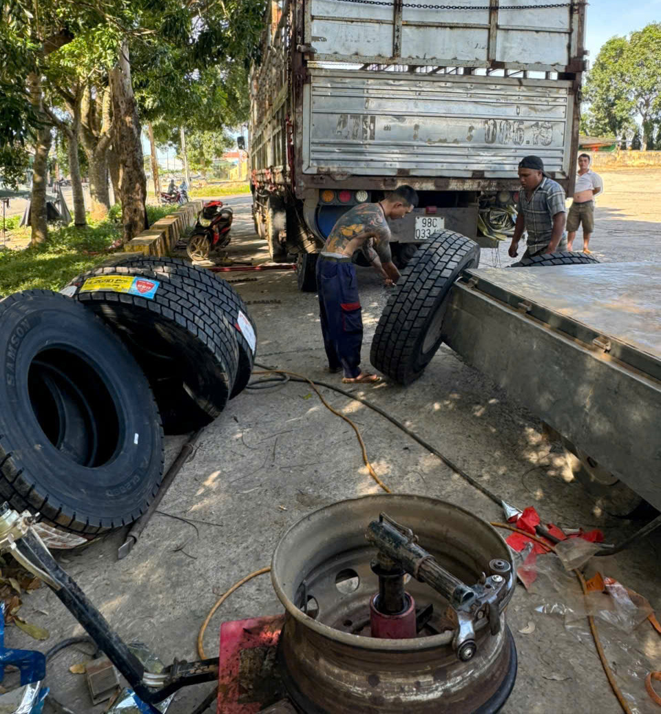 Phục vụ vá lốp thay thế nhiệt tình